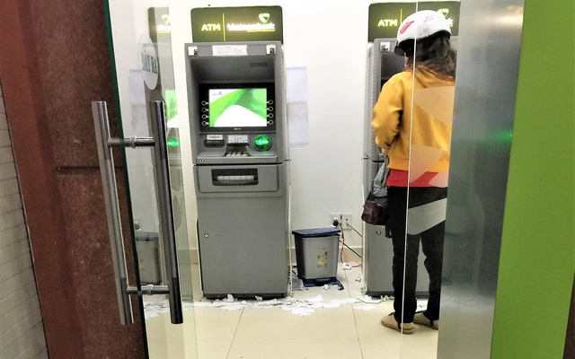 Rác “tấn công” trụ ATM