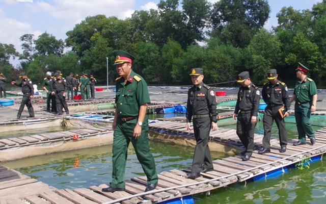 Lữ đoàn Can thiệp số 1 (Campuchia) tham quan mô hình tăng gia tại Sư đoàn 5