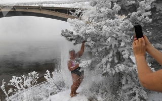 Lạnh âm độ, người dân Siberia vẫn kéo nhau đi bơi