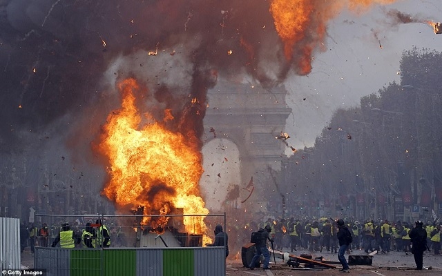 Biểu tình hỗn loạn ở thủ đô Paris: Tổng thống Macron phản ứng gay gắt