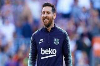 Xem những kỹ năng siêu đẳng của Lionel Messi trong FIFA 19