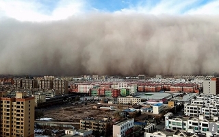 Thành phố Trung Quốc bị tường cát cao 100m “nuốt chửng” sau 5 phút
