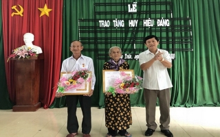 Châu Thành: Trao tặng huy hiệu 60 và 55 năm tuổi Đảng