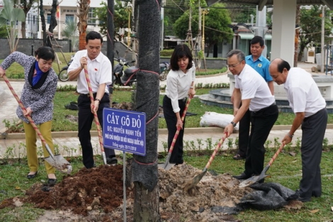 Trồng cây lưu niệm ở Công viên huyện Dương Minh Châu