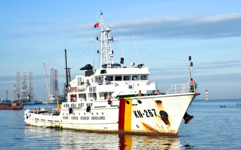 Kiểm ngư Việt Nam cứu ngư dân gặp nạn trên biển
