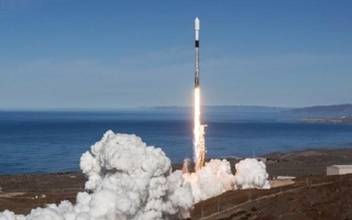 SpaceX phóng cùng lúc 64 vệ tinh lên vũ trụ chỉ bằng 1 tên lửa