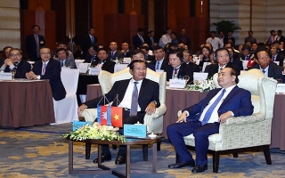 Thủ tướng Nguyễn Xuân Phúc và Thủ tướng Samdech Hun Sen dự Diễn đàn DN Việt Nam - Campuchia