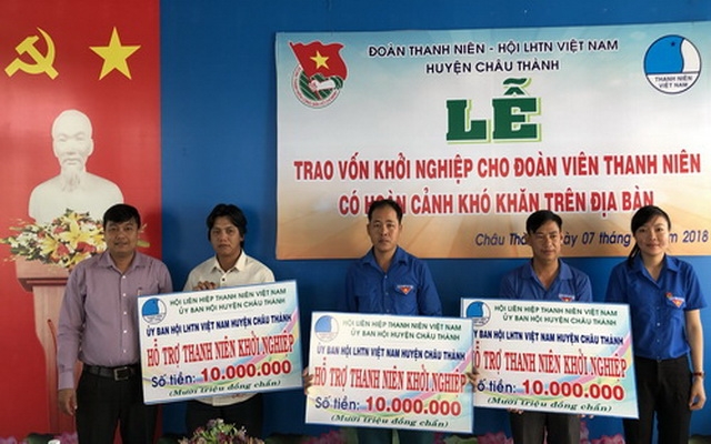 Trao vốn khởi nghiệp cho thanh niên có hoàn cảnh khó khăn