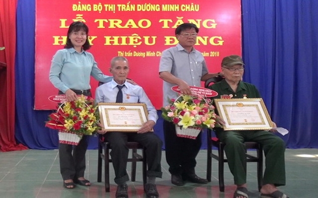 Đảng bộ thị trấn Dương Minh Châu trao huy hiệu 60 năm tuổi Đảng