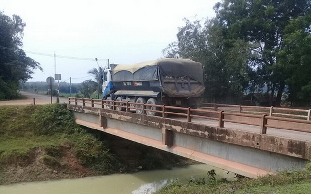 Cầu Thống Nhất “oằn mình” vì xe chở cát quá tải