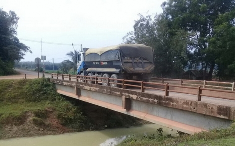 Cầu Thống Nhất “oằn mình” vì xe chở cát quá tải