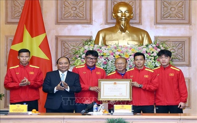 Thủ tướng trao thưởng cho đội tuyển Việt Nam vô địch AFF Suzuki Cup 2018