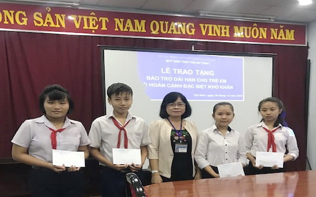 Trao bảo trợ dài hạn cho 5 trẻ có hoàn cảnh đặc biệt, khó khăn