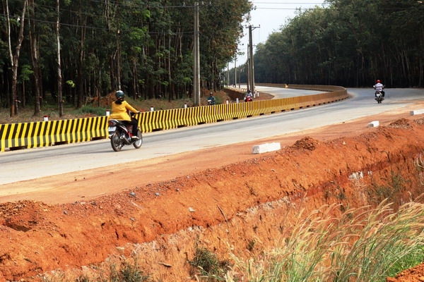 Hoàn thành tuyến đường làm bằng bê tông xi măng đầu tiên tại Việt Nam