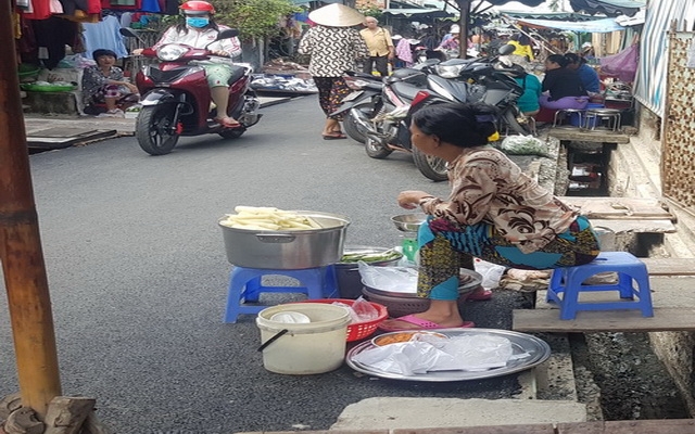 Cần hoàn chỉnh nắp đậy cống thoát nước