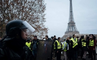 Cảnh sát Pháp bắn hơi cay vào người biểu tình 'Áo vàng'