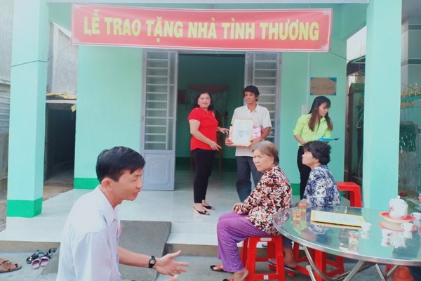 Xã Bến Củi: Tặng nhà Tình thương cho hộ nghèo