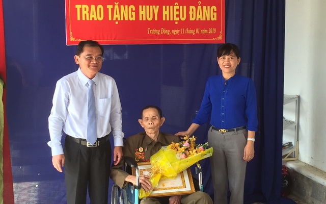 Phó Bí thư thường trực Tỉnh ủy trao huy hiệu Đảng cho đảng viên ở Hoà Thành