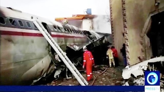 Iran: Rơi máy bay chở hàng, 10 người thiệt mạng