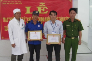 Tân Biên: Trao thưởng đột xuất cho cá nhân truy bắt trộm