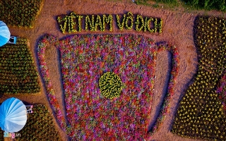 Cup làm từ nghìn bông hoa cổ vũ Việt Nam vô địch Asian Cup 2019