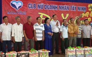 Phó Chủ tịch UBND tỉnh tặng quà cho hộ nghèo ở Hoà Thành