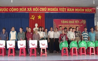 Trao quà tết cho hộ nghèo ở Dương Minh Châu