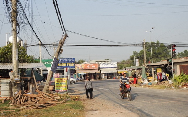 Tai nạn chực chờ từ trụ điện bị gãy