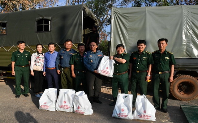 BĐBP Tây Ninh: Hỗ trợ lực lượng Hiến binh tỉnh Svay Rieng 200 phần quà