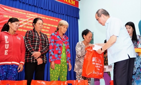 Lãnh đạo TP.Hồ Chí Minh tặng quà tết cho người dân Tây Ninh.