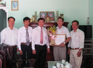 TP. Tây Ninh: Trao Huy hiệu 45 năm tuổi Đảng cho đảng viên