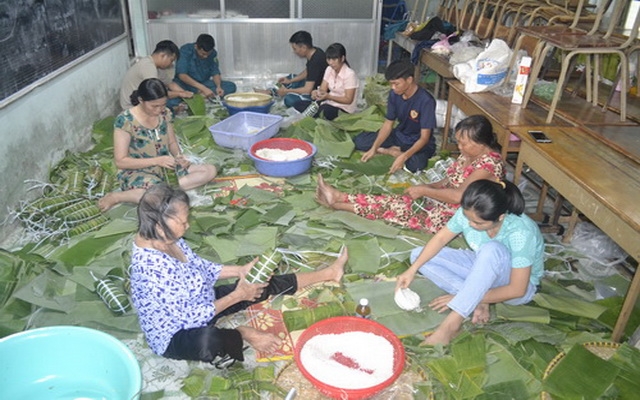 Chung tay gói bánh tét- bánh chưng cho người nghèo vui Tết