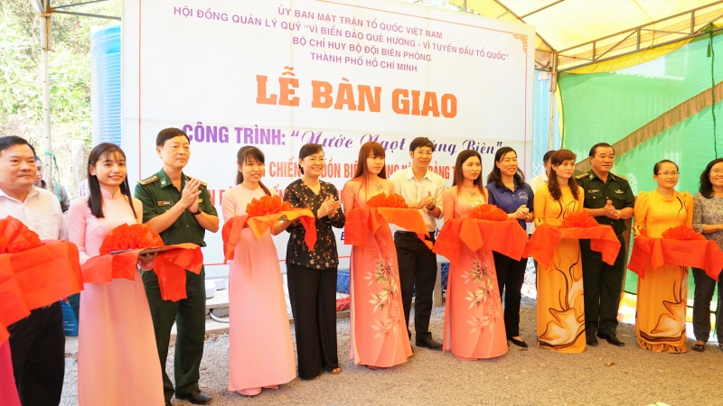 Bàn giao công trình “Nước ngọt vùng biên” cho chiến sỹ và nhân dân xã Biên Giới