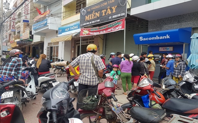 Ngày cuối năm, khổ sở chờ rút tiền ở ATM