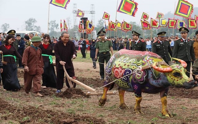 Phó thủ tướng xuống đồng trong lễ hội Tịch điền