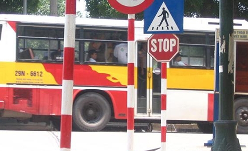 Stop - biển báo vô nghĩa với tài xế Việt