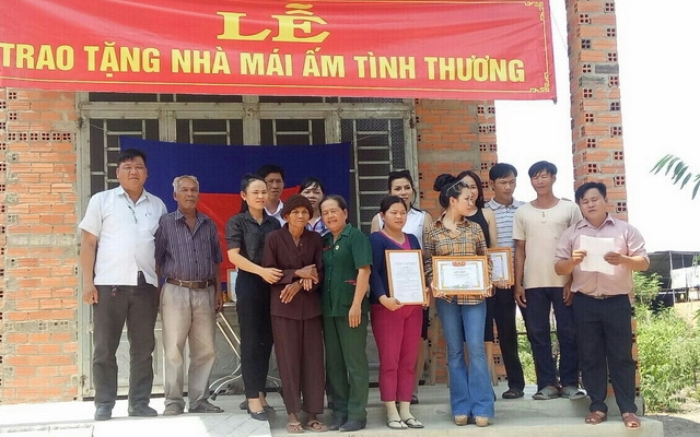 Bàn giao mái ấm tình thương cho phụ nữ nghèo.