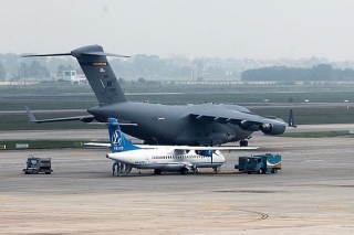 Máy bay vận tải hạng nặng C17 tiếp tục hạ cánh xuống Nội Bài
