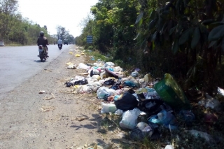 “Bãi rác”gần ngã tư Bình Minh gây ô nhiễm