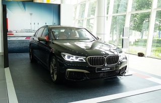 BMW M760Li xDrive - mẫu sedan thể thao thực thụ