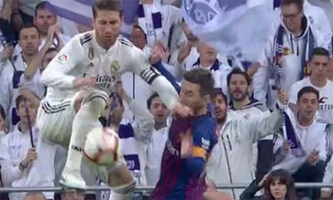 Cựu trọng tài: 'Ramos đáng nhận thẻ đỏ với cú đánh vào mặt Messi'