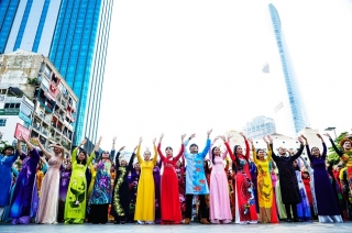 Trên 3.000 phụ nữ đồng diễn với áo dài trên phố đi bộ Nguyễn Huệ