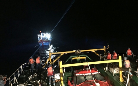 Tàu hải quân cứu kéo tàu cá ngư dân chết máy giữa biển