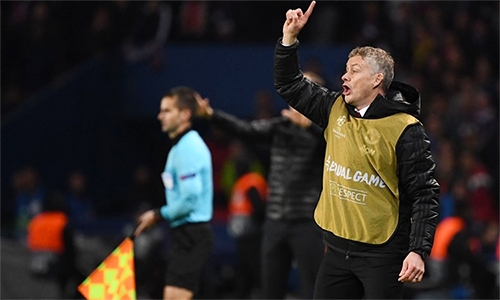 CĐV Man Utd tưởng Solskjaer định vào sân thay người