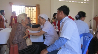 Hội Chữ thập đỏ Tây Ninh: Khám bệnh, phát quà cho người nghèo tỉnh Svay Rieng, Vương quốc Campuchia
