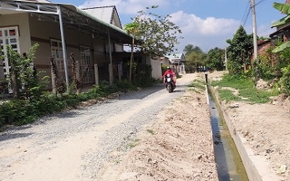 Ninh Thạnh: Mương nước nằm giữa đường hẻm