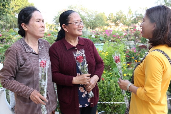 “Hoa hồng hay bánh mì” ?