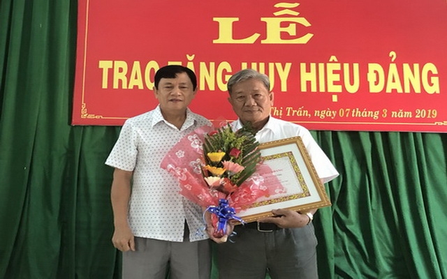 Trao tặng huy hiệu 55, 50 và 30 năm tuổi Đảng