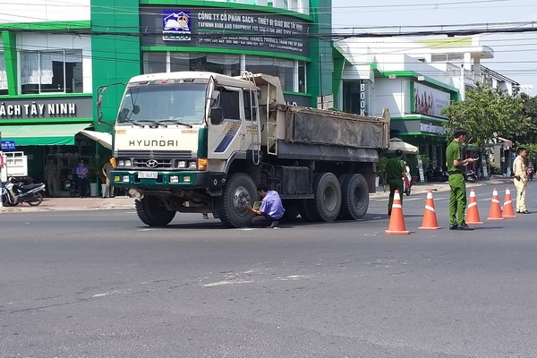 Tạt đầu xe tải, người đi xe máy bị thương