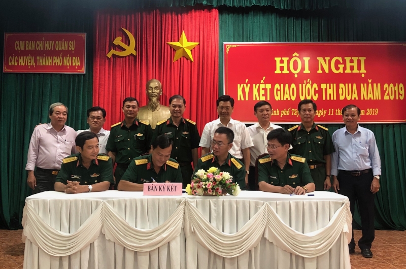 Cụm thi đua Ban CHQS các huyện, thành phố nội địa ký kết giao ước thi đua năm 2019